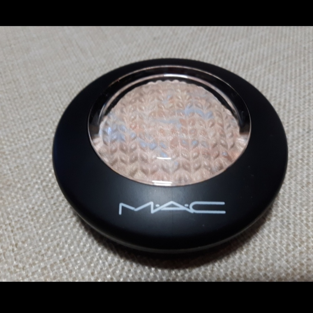 MAC cosmetics mineralize skinfinish highlight
